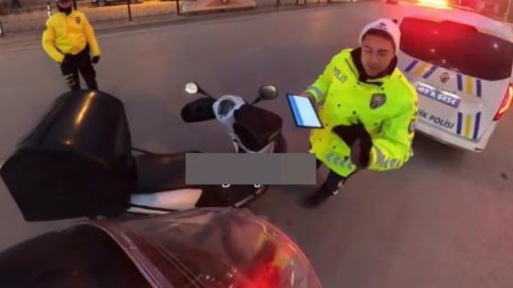 Muş'ta trafik polisi soğuktan elleri titreyen kuryeye eldivenlerini verdi