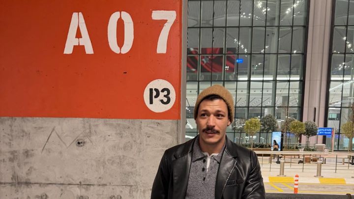 Kubilay Aka toynak ayakkabı modasına uydu! Milano'dan kareler var