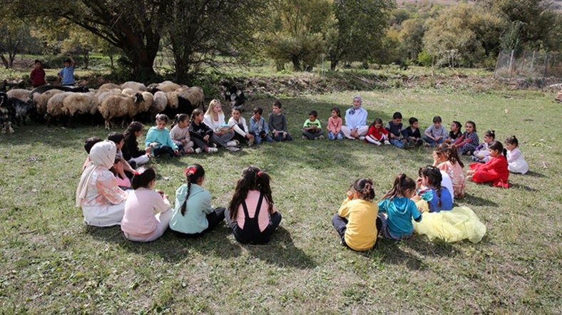 Bitlis'te öğretmenler öğrencilerine doğada ders veriyor