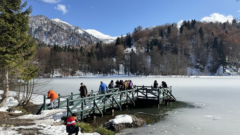 Borçka Karagöl Tabiat Parkı'nda kış ve sonbahar bir arada