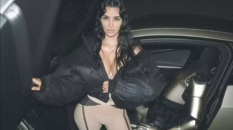 Kim Kardashian'dan gündem yaratan yeni hareket! Tesla robotunun kucağına oturdu