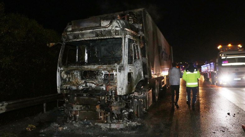 Kocaeli'de muz yüklü tırda yangın: Küle döndü