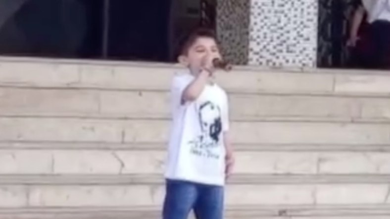 Adana'da 23 Nisan töreninde söylediği şarkıyla viral oldu