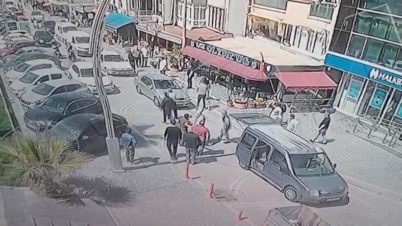 Bursa'da genç kadını sürükleyerek kaçırmaya çalıştılar