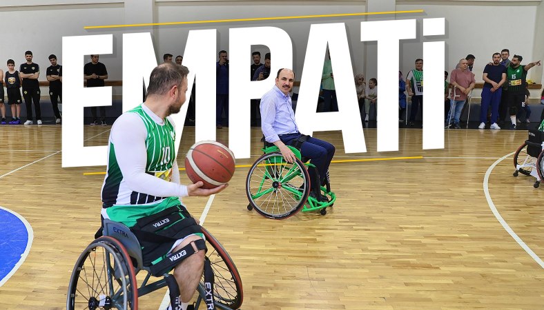 Uğur İbrahim Altay tekerlekli sandalyeye oturdu, engelli basketçilerle maç yaptı