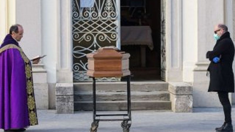 İtalya'da ölü sayısı 6 bin 820'ye çıktı