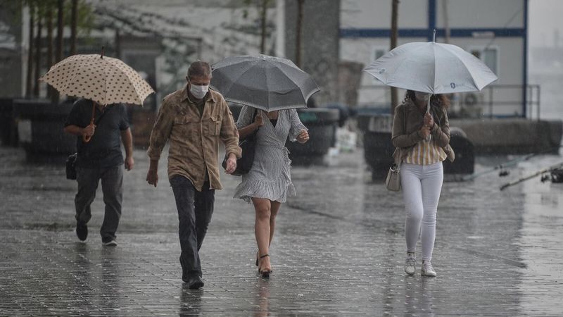 İstanbul için beklenen 'çok kuvvetli' yağış başladı