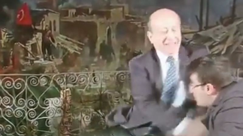 Muharrem Sarıkaya'nın kameramana tokadı skeç oldu