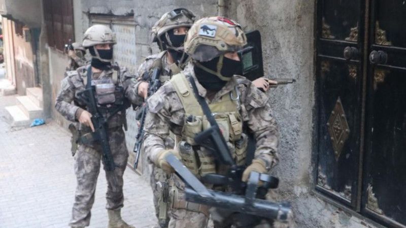 İzmir merkezli 26 ilde FETÖ operasyonu: 60 gözaltı kararı