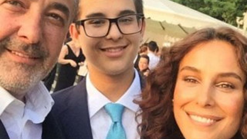 Mehmet Aslantuğ oğlunu tıraş etti