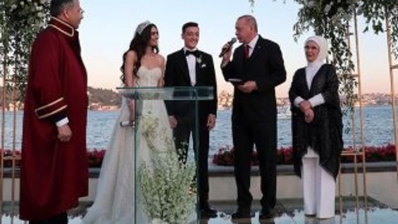 Amine Gülşe'den Özil hamlesi