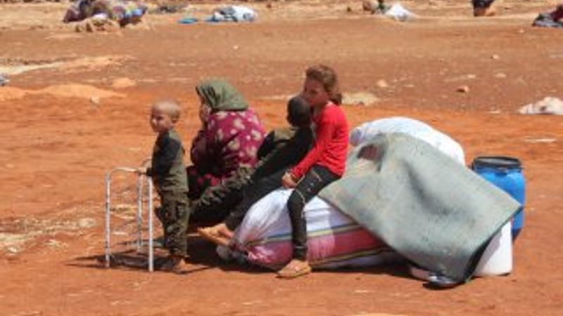 200 binden fazla Suriyeli Türkiye sınırında