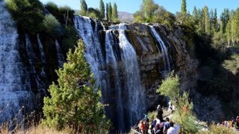 Sonbaharda Tortum Şelalesi ziyaretçilerini bekliyor