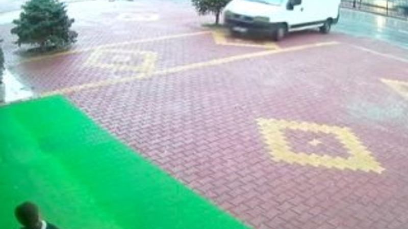 Konya'da bir minibüs dükkana daldı