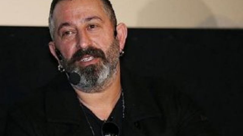 Cem Yılmaz gösteriye çıkarken rahatsızlandı