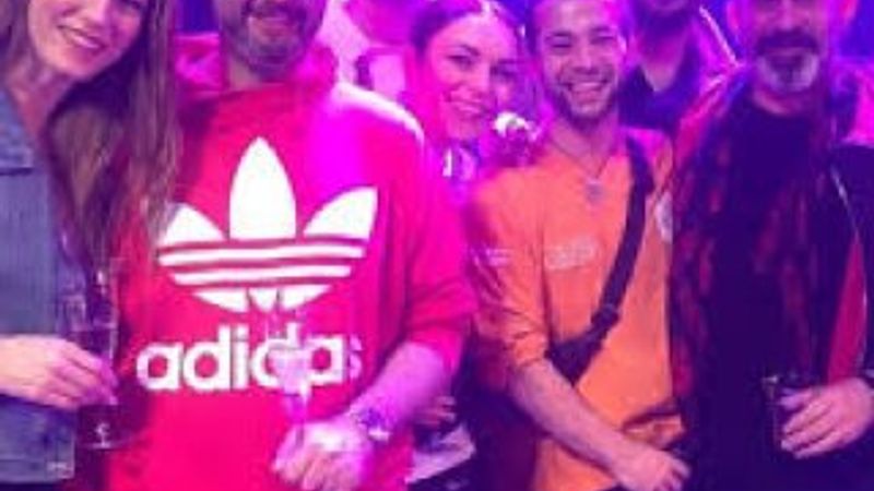 Cem Yılmaz'dan Serenay’a emojiler