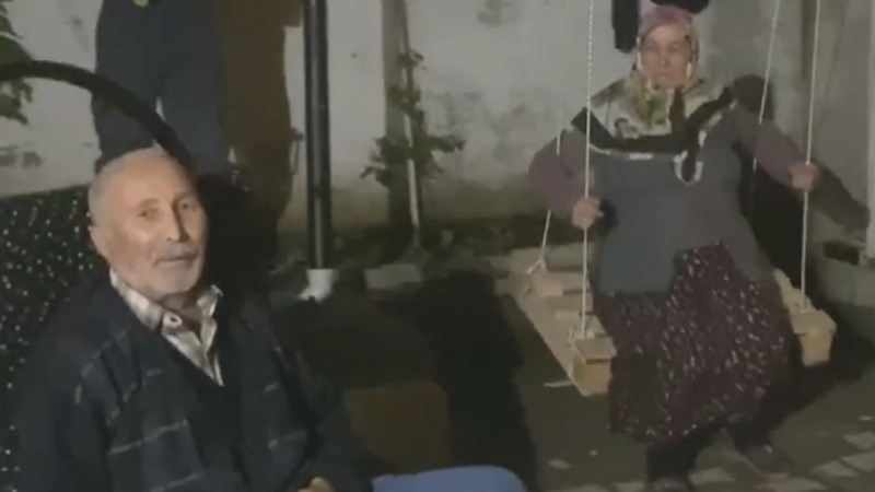 Evden çıkamayan yaşlı çiftin, türkülü salıncak eğlencesi