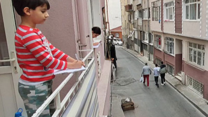 Çocuklar camdan cama isim-şehir oynadı