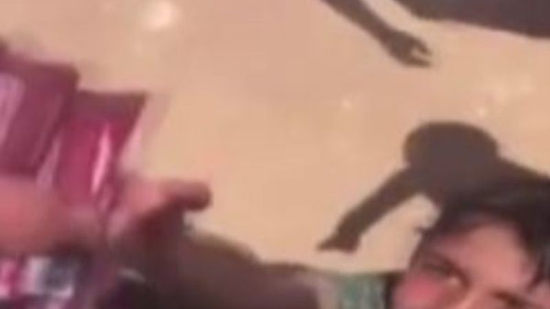 Türk askerinden Suriyeli çocuklara çikolata sürprizi