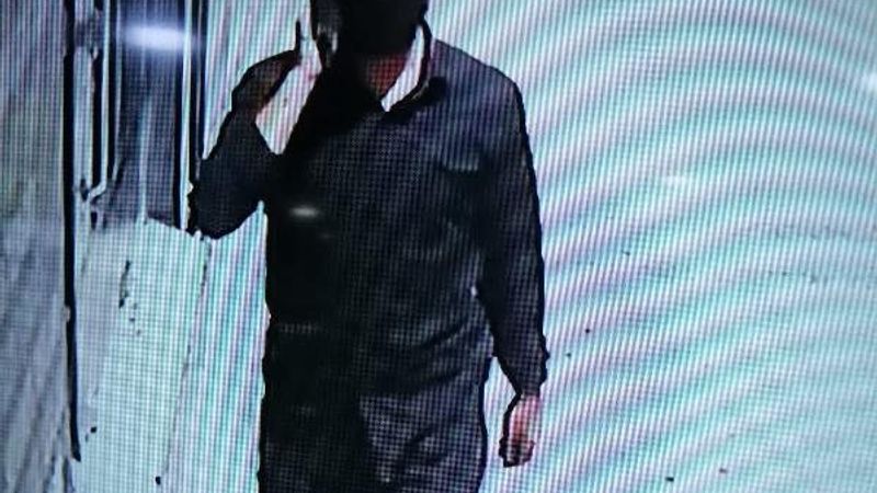 Mersin'de polis dolandırıcıyı dövmesinden tespit etti