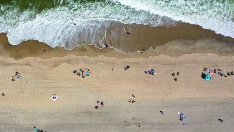 New Jersey plajında sosyal mesafeli güneşlendiler