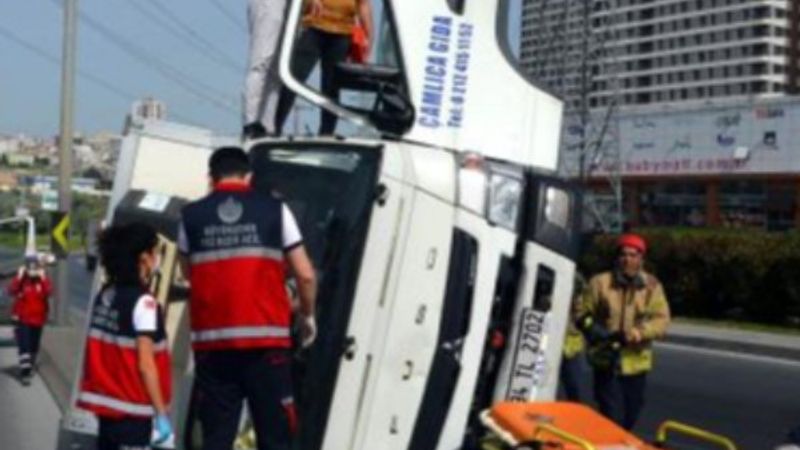 Beylikdüzü'nde kaza yapan kamyonet takla attı