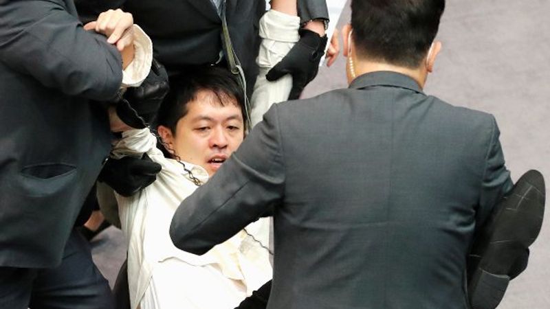 Hong Kong Meclisi'nde arbede çıktı