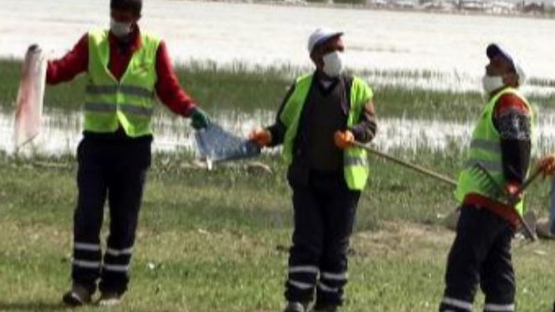 Van'da çöp toplayan temizlik işçilerinden halay