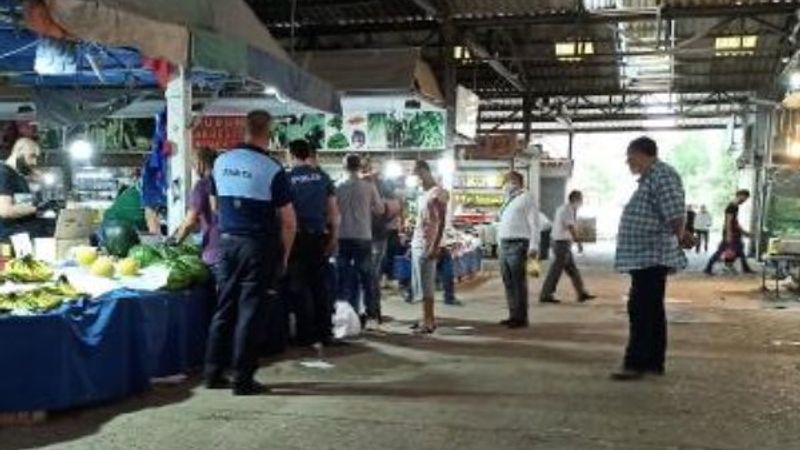 Sakarya'da, karpuz almayan müşterisini bıçakla kovaladı