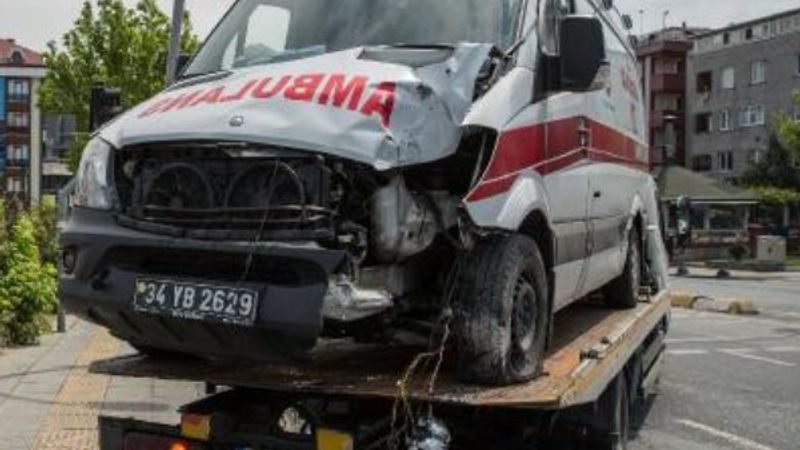 Bahçelievler'de ambulans kaza yaptı: 3 yaralı