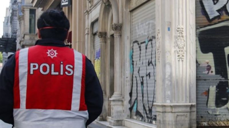 Kepenklerin indiği İstanbul’da grafitiler konuşuyor