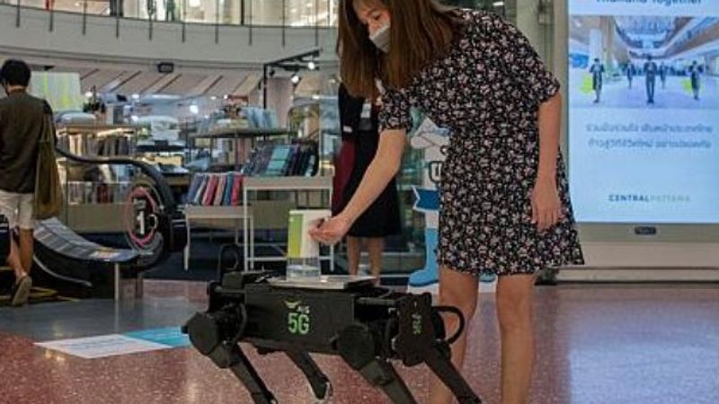 Tayland'daki AVM'de robotlu korona önlemi