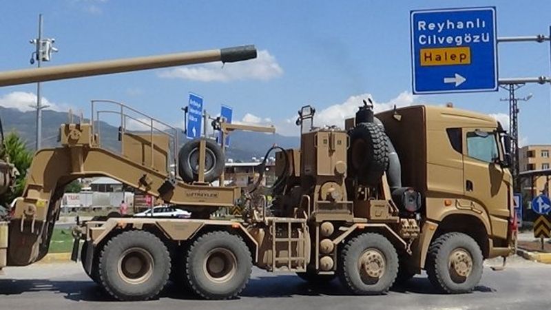 Suriye sınır hattına obüs ve askeri personel sevkiyatı