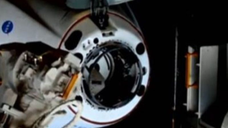 Crew Dragon kapsülünün uzay istasyonuna kenetlendiği an