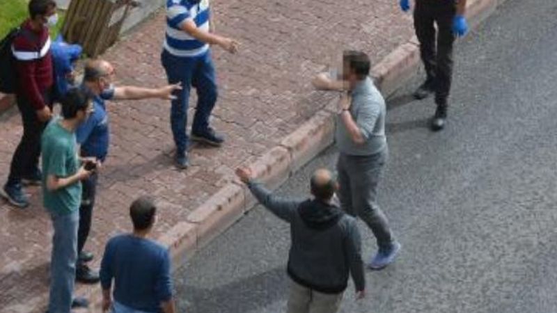 'Sosyal mesafe' uyarısı yapılınca kendisine zarar verdi