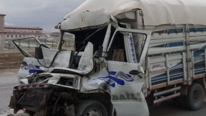 Konya'da kamyonet tıra çarptı: 1 ölü 1 yaralı