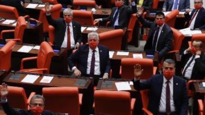 CHP'li vekillere Atatürk imzalı maske dağıtıldı