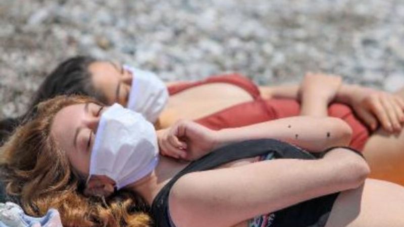 Antalya'da tatilciler maskeli güneşlendi