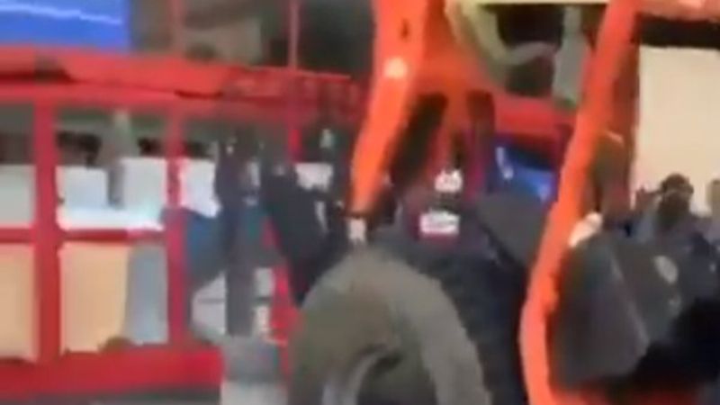 ABD'de süpermarketin kapısını iş makinesiyle kırdılar