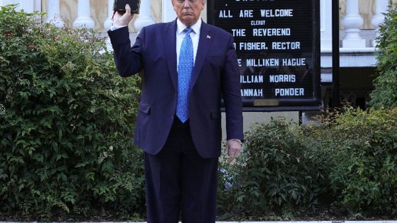 Evanjelistler'den Trump'ın İncil pozuna destek