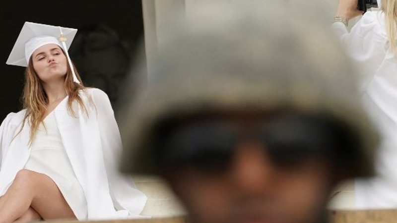 ABD'de asker gölgesinde mezuniyet