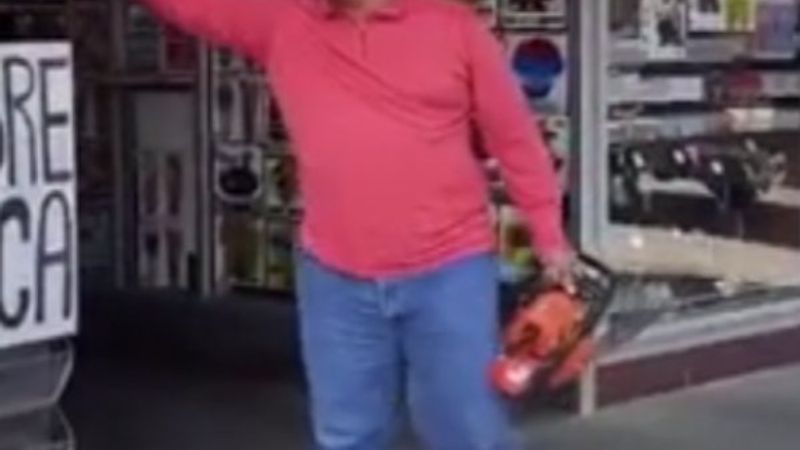 Teksas'ta, elektrikli testereyle protestocuları kovaladı