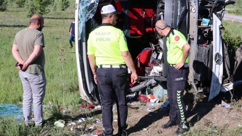 Erzincan'da otobüs devrildi: 19 yaralı