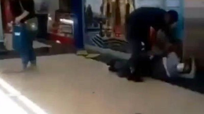 İzmir'de, eşiyle tartışan adam 3 kişiyi bıçakladı