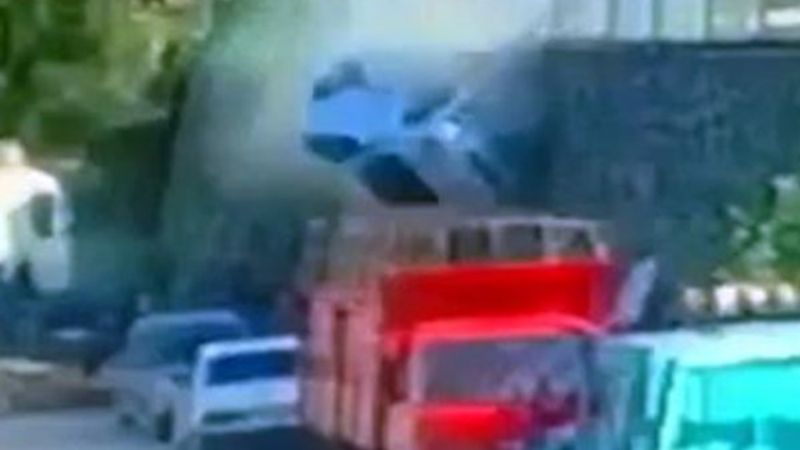 Antalya'da kontrolden çıkan araç istinat duvarından düştü