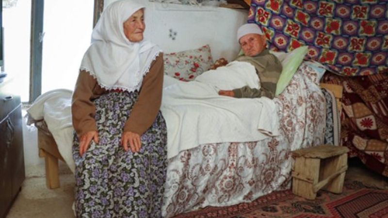 Muğla'da felçli eşine gözü gibi bakıyor