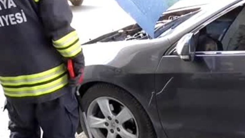 Konya'da aracına giren yılan çıkarılamayınca evine gitti