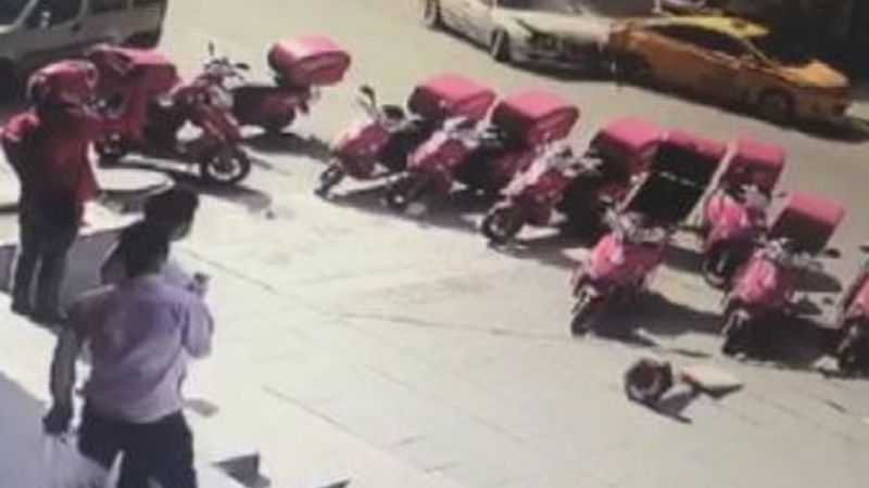 Esenyurt'ta, park halindeki taksiye çarpıp kaçan sürücü