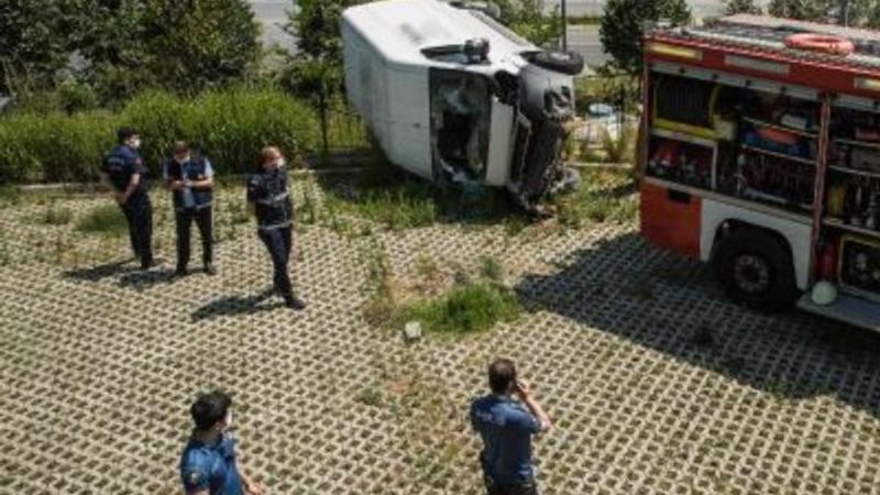 Gaziosmanpaşa'da ekmek minibüsü 5 metreden aşağı düştü