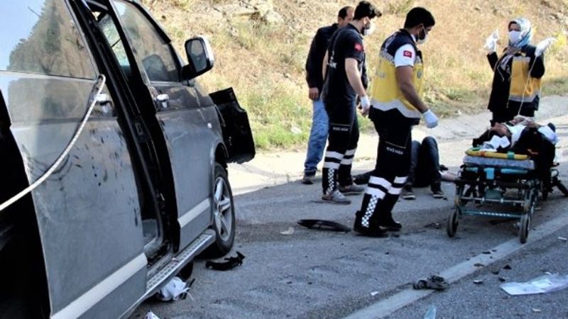 Manisa'da minibüs kamyona çarptı: 4 yaralı